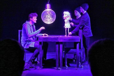 In einer Mischung aus Puppen- und Schauspiel wird das Thema "Terror im Netz" in Zwickau spannend auf die Bühne gebracht. 
