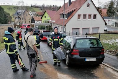 Ausgelaufenes Benzin hatte sich am Sonntagnachmittag auf die Fahrbahn der Altgeringswalder Straße verteilt. 
