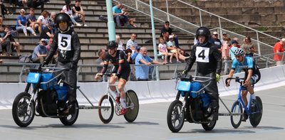 Lokalmatador Robin Rautzenberg hinter Sven Lohse (links) beim Steherrennen im Chemnitzer Sportforum. Das Duo verpasste die Medaillen knapp. Bei Steherrennen müssen die Radfahrer lange Distanzen im Windschatten der Motorräder fahren. Dabei werden auch über längere Zeit hohe Geschwindigkeiten von bis zu 100 km/h erreicht. Die Zweiräder sind nicht miteinander verbunden, zwischen beiden befindet sich aber eine Abstandsrolle.