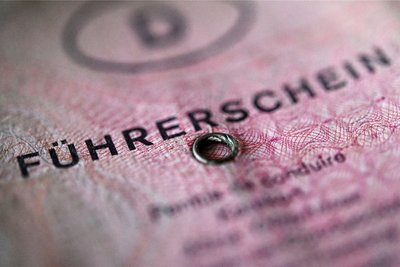 Führerscheininhaber der Jahrgänge 1965 bis 1970 müssen das Papierdokument jetzt umtauschen.