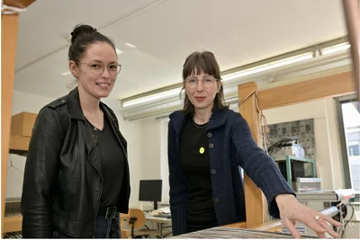 Auch für Heike Thomas, Mutter vom Emely (l.), war der Besuch in Schneeberg interessant – hier im Gespräch mit Professorin Katharina Jebsen-Plättner.