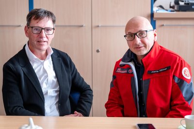 Zwei der Rettungsdienst-Träger, die allesamt die neue Verfahrensweise begrüßen: Pierre Söllner vom Johanniter-Regionalverband (rechts) und Jörg Stingl vom DRK Oberes Vogtland.