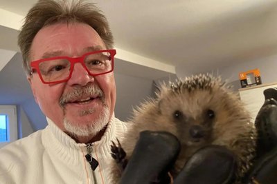 Der Reichenbacher Geschäftsmann und Igel-Päppler Werner Heidemann – hier mit Igel Lord Voldemort – hatte sich für ein Nachtfahrverbot ausgesprochen. Sein Appell: „Leute, macht eure Gärten nicht zu Tatorten.“