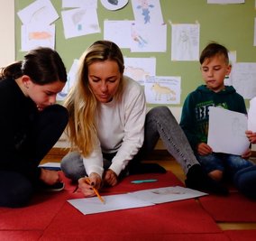 Von der Skizze bis zu Bildern in Tusche oder Aquarell: Kursleiterin Sandra Hofmann-Trepák mit Teilnehmern der Ferienfreizeit. Die Kinder entwerfen Fabeltiere - in der Tradition mittelalterlicher Bestiarien. 