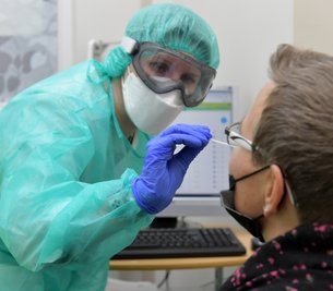 Wo Anke Tanneberger (li.) in ihrer Apotheke St. Marien in Freiberg bereits Corona-Schnelltests ausführt, könnte sie auch Schutzimpfungen anbieten. Doch noch sind viele Detailfragen dazu offen.
