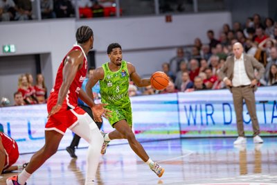 WILL CHRISTMAS: Solide. Dieses Wort beschreibt die Auftritte des US-Amerikaners in dieser Saison am besten. Das Problem dabei: Die Werte, die Christmas regelmäßig liefert, lesen sich nicht schlecht. So auch in Bamberg, wo er 14 Punkte machte und vier Rebounds holte. Allerdings gibt es eben keine Ausschläge nach oben. Dann, wenn die Mannschaft einen Anführer braucht, der das Tempo bestimmt, Ansagen macht, vorangeht oder auch mal „Drecksack“ ist, taucht Christmas ab. Er könnte mehr. Er könnte das liefern, was den Niners gerade fehlt. Doch das kommt nicht. Sein Foul, das vier Sekunden vor dem Ende für den entscheidenden Zusatzfreiwurf der Gastgeber sorgte, kann man Christmas nicht vorwerfen. Die 50:50-Situation hätte ebenso als Offensivfoul gewertet werden können. Note: 3.