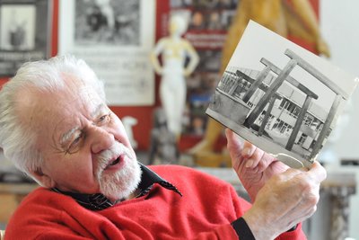 Bildhauer Gottfried Kohl (1921-2012) mit einem Foto von den Türstöcken auf dem Campus der TU Bergakademie Freiberg. Die Aufnahme ist vom 23. Mai 2008.