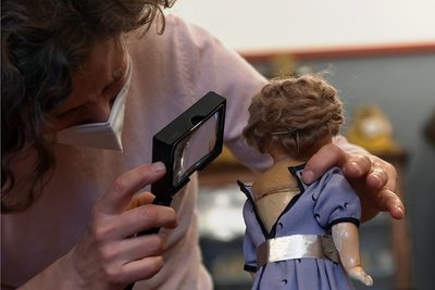 Eine vermeintlich wertvolle Puppe aus dem vergangenen Jahrhundert: Doch eine kleine Markierung am Nacken der Puppe verrät Kunsthistorikerin Katja Peschel Hersteller und Alter.