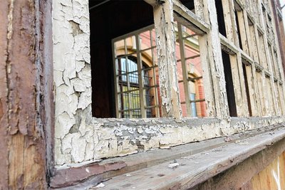 Der Zahn der Zeit nagt unaufhaltsam an dem Gebäude in Bad Schlema, das nun vielleicht zumindest grundhaft instand gesetzt wird.