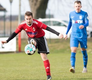 Der SV Fortuna Langenau blieb zum dritten Mal in dieser Saison zu Hause ohne Torerfolg. Auch nach etlichen Anläufen, wie hier von Jan Sandig (l.), wollte der Ball den Weg nicht ins Tor finden. 
