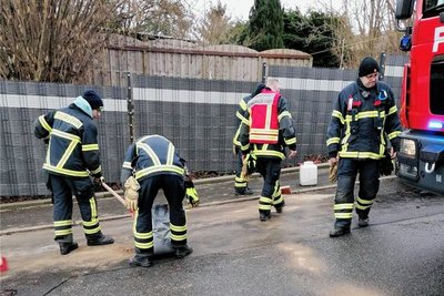 Bis die Aktiven der Feuerwehr den Abschnitt gereinigt hatten, war die Straße in dem Bereich gesperrt. 