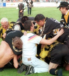 Einer der Höhepunkte der vergangenen 25 Jahre: Der VFC Plauen wurde am 2. Mai 1999 nach einem Sieg gegen Erzgebirge Aue Sachsenpokalsieger. Der Jubel war unbeschreiblich. 
