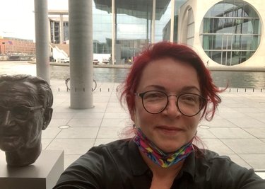 Ein Selfie vor dem Parlamentsgebäude in Berlin.