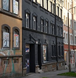Um die Fassadenfarbe des Hauses Zietenstraße 32 gibt es Auseinandersetzungen.