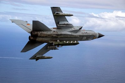 Die von der Bundeswehr herausgegebene Aufnahme zeigt einen Kampfjet Tornado IDS ASSTA 3.0, bestückt mit dem Lenkflugkörper Taurus, der im Rahmen einer  Übung  fliegt.