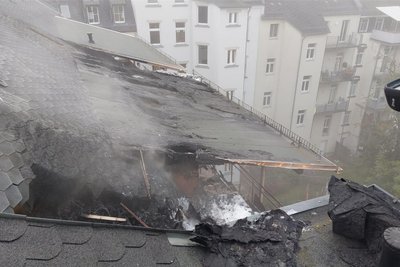 Am Tag danach: Das Dach des Brandhauses ist völlig zerstört.