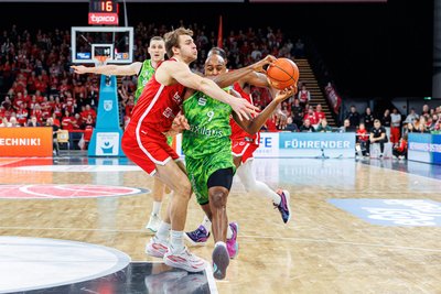 DEANDRE LANSDOWNE: Nachdem er Anfang November als nettester Spieler der Liga ausgezeichnet wurde und sich mit 28 Punkten beim Sieg gegen Oldenburg brav dafür bedankte, läuft es beim Routinier gar nicht mehr. Die Gegner stellen ihn regelmäßig zu und haben damit schon den Schlüssel des Chemnitzer Spieles aus dem Zündschloss gezogen. Lansdowne war noch nie ein Typ, der mit Alleingängen Spiele entscheiden will. Er braucht Spieler, die gemeinsam mit ihm den Ball kreiseln lassen. Die fehlen. Und damit fehlt er. Note: 4.