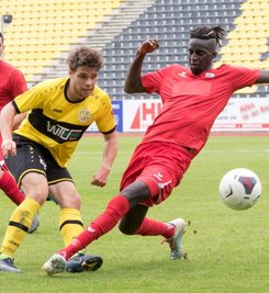 Der VFC Plauen und Kevin Walther (links) spielen inzwischen in der Oberliga wieder gegen Rot-Weiß Erfurt. Beide Vereine gehören zu den Topklubs, aber zumindest in Plauen spricht noch keiner vom Wiederaufstieg. 