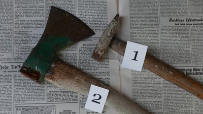 Was war die Waffe, mit der der Mordversuch verübt wurde? Dass ein kleiner Hammer für die Tat verwendet wurde, glauben die Ermittler nicht. Sie gehen von einem Beil aus - das aber nie gefunden wurde. 