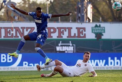 Im April stürmte Babacar Gueye (li.) noch für Karlsruhe gegen den FC Erzgebirge und Florian Ballas (re.). Jetzt sind beide in Aue Teamkollegen. 