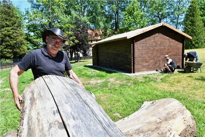 Tierparkleiter Peter Heinrich freut sich über die fertige Anlage: Die Alpakas können kommen. 