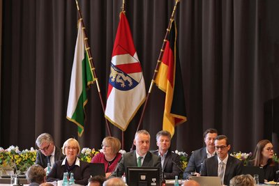 Wenn die Landkreis-Führungskräfte um Landrat Carsten Michaelis (CDU, Mitte) im Kreistag in die Runde blicken, werden sie viele neue Gesichter sehen.