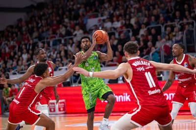 VICTOR BAILEY: Eines seiner besten Spiele im Niners-Trikot. Und während er sonst eher brillierte, wenn das Spiel schon gelaufen ist, war er dieses Mal Teil der guten Phase. Neben seinen 20 Punkten überzeugte er vor allem durch Kampfgeist. Er ging als einer der wenigen Chemnitzer Spieler auch mal dahin, wo es wehtun könnte. Bailey wächst immer mehr in eine Rolle hinein, für die er gar nicht vorgesehen war. Statt Ergänzungsspieler ist er mittlerweile Spielgestalter Nummer eins. Note: 2.