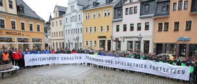 Unter dem Motto "Amateursport ist kein privates Treffen" haben Fußballvereine aus der Region am Sonnabend in Schwarzenberg um die Fortsetzung des Spiel- und Trainingsbetriebs gekämpft. 