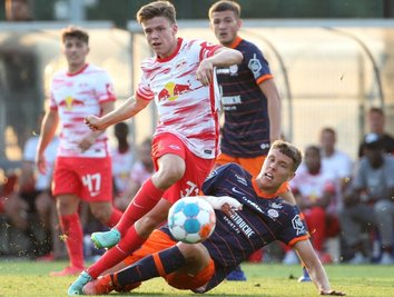 Sidney Raebiger von RB Leipzig setzt sich in einem Testspiel Ende Juli 2021 im Trainingszentrum am Cottaweg gegen Maxime Esteve (r.) und den Montpellier HSC durch. 