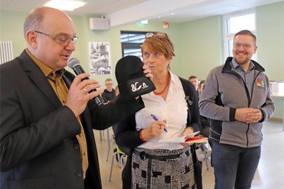 Steve Ittershagen und Schulleiter Jens Gernegroß (l.) hatten für die Schüler extra Mützen mitgebracht.