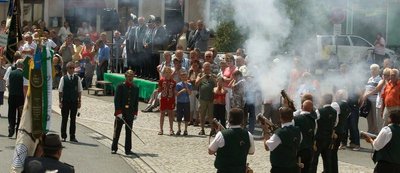 
              <p class="artikelinhalt">Jubel, Trubel und ein Höllenlärm am Sonntag in Lengenfeld: Vor der Ehrentribüne wurde mancher Salutschuss abgefeuert. </p>
            