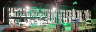 Noch Baustelle: Das Parkhaus an der Erlaer Straße in den Abendstunden. Aus Sicherheitsgründen entschied sich die Baufirma für diese Beleuchtung inklusive Videoüberwachung. Ist der Neubau an die Stadt übergeben, läuft alles in deren Regie. Die Beleuchtung wird dann dezenter ausfallen.