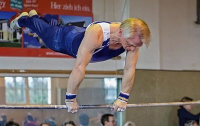 Blau-Weiß-Abteilungsleiter Volker Löffler begab sich selbst an die Geräte - und holte im Mehrkampf seiner Altersklasse Silber. 