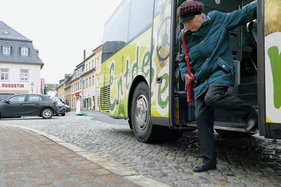 Besonders älteren Fahrgästen fällt an dieser Stelle das Aussteigen schwer. 