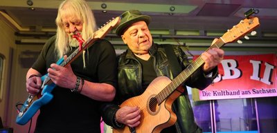 In den Mai gerockt haben E -Gitarrist Dieter Nagel und Sänger Johannes Gerhardt von der Band RB II beim AMC-Vereinsfest am Sachsenring in Hohenstein-Ernstthal, wo zugleich auch noch ein Maifeuer loderte. 