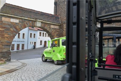 Eine Stadtrundfahrt mit der Silberstadtbahn führt auch durch das Donatstor. Foto: Eckardt Mildner