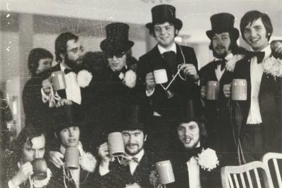 Studenten der Ingenieurökonomie des Jahrgangs 1973 beim Feiern.