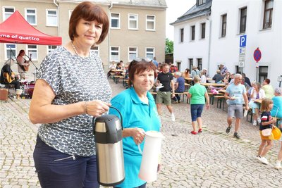 Dank Evelin Fleischer (links), Heidrun Weber und vieler weiterer Helferinnen konnten sich die Besucher beim Bürgerfrühstück über leckere und vielfältige Verpflegung freuen.