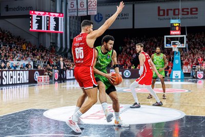 OLIVIER NKAMHOUA: Für ihn gilt das gleiche wie für Will Christmas. Auch der Finne spielt solide, sorgt als einziger noch ab und zu für spektakuläre Momente. Doch ins Teamspiel, das Trainer Pastore als oberste Priorität sieht, fügt er sich einfach nicht ein. Und dadurch werden beide Seiten weiterhin nicht warm miteinander. In Bamberg musste Nkamhoua oft als Center ran, was ihn defensiv überforderte. Offensiv war er kein Faktor. Note: 4.