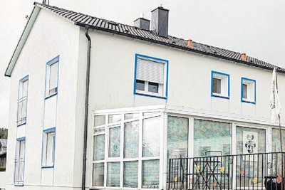 Die Wende in der Einschätzung zur Gefahr durch Reichsbürger kam 2016. In diesem Haus im fränkischen Georgensgmünd schoss ein 49-jähriger Reichsbürger auf vier Polizisten, die seine Entwaffnung hatten durchsetzen sollen. Ein 32-jähriger Beamter erlag seinen Verletzungen.