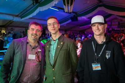 Der Vorstand des Jugendclubs: 1. Vorsitzender Erik Stapff (rechts), Schatzmeister Aaron Köhler und Vizechef Michael Köhler (links).