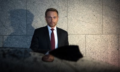 Christian Lindner, Bundesvorsitzender der FDP, verlässt am Sonntagabend die Landesvertretung von Baden-Württemberg in Berlin.
