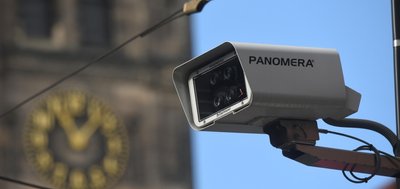 Seit Herbst 2018 unterhalten die Stadtverwaltung, der Nahverkehrsbetrieb CVAG und der Stadthallenbetreiber C3 eine gemeinsame Videoüberwachungsanlage in der Innenstadt. Die Notwendigkeit der Anlage zur Vorbeugung und Gefahrenabwehr muss die Stadt Jahr für Jahr neu nachweisen.