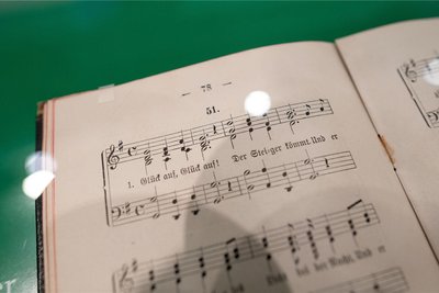 Das Steigerlied in einem Liederbuch für Berg- und Hüttenleute aus dem Jahr 1903 im Deutschen Bergbau-Museum Bochum. Das Singen des Liedes zählt inzwischen zum immateriellen Kulturerbe in Deutschland.