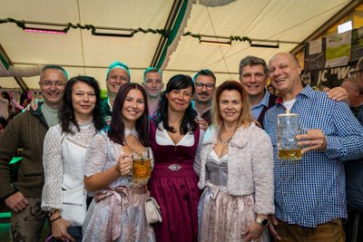Die Stammtischler der Wiesn rund um Andi (r.) und Simone (2.v.r.) aus Berlin und Oliver (4.v.r.) und Jacqueline Krista (5.v.r.) aus Königswalde.