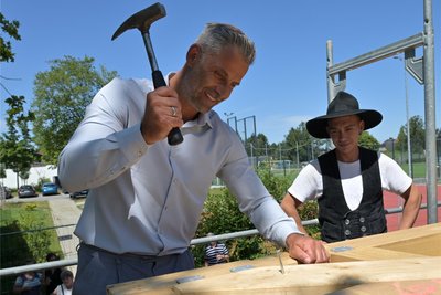 Jahnsdorfs Bürgermeister Albrecht Spindler schlug den Nagel ein beim Richtfest.