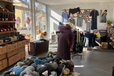 Auch Selbstgestricktes wurde im Laden angeboten. Online verkauft hat Brit Kinder ihre Ware jedoch nicht.