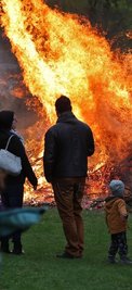 Der Siedlerverein ließ in Oberlungwitz am Reitplatz die Flammen zum Maifeuer hochschlagen. Wer mochte, konnte sich aber auch abseits der großen Hitze anFeuerkörben ein Knüppelbrot backen.