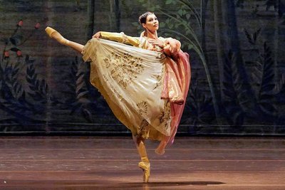 17 Jahre lang war sie am Staatsballett in Wien engagiert. Auch dort tanzte sie bereits die Julia, 2007 unter der Regie und Choreografie von John Cranko. 