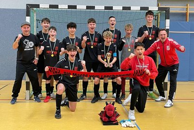 Die Freude über den Hallenkreismeistertitel war den B-Junioren-Fußballern des VfB Eckersbach und ihren Trainern anzusehen.